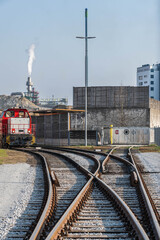 Eisenbahn Geleise und Weichen mit Lokomotive im Industriegebiet in Linz an der Donau