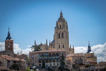 Fototapeta na wymiar Vista de la ciudad de Segovia (Catedral y murallas)