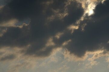 Fototapeta na wymiar Sonnenschein und bewölkter Himmel mit Dunst und stimmungsvollem Erscheinungsbild