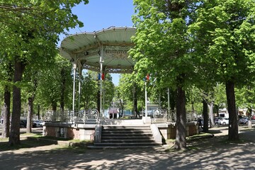 Kiosque à musique ou gloriette dans le parc des sources, ville de Vichy, département de l'Allier,...