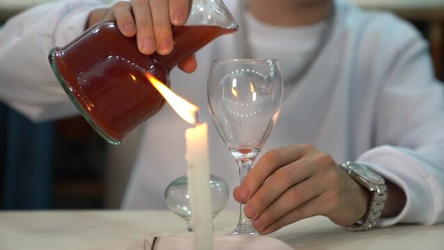 persona sirviendo vino en una copa de cristal, la ultima cena
