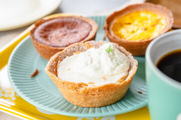 洋菓子　タルト三種類とコーヒー