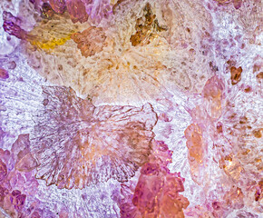 紫、ピンク、オレンジ、褐色など複雑な色を帯びた美しい鉱物のクローズアップ