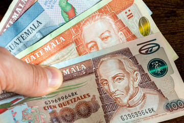 currency of Guatemala, Various banknotes held in the hand