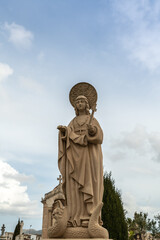 Fototapeta na wymiar Madonnenfigur mit Heiligenschein auf einem Friedhof auf Spaniens Insel Palma de Mallorca