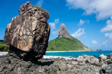 A pedra do equilíbrio e o morro do pico ao fundo, na linda praia da Conceição no Arquipelálogo...