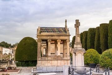 Fototapeta na wymiar sehr altes Familiengrab mit bunten Kacheln auf dem Dach Friedhof auf Spaniens Insel Palma de Mallorca