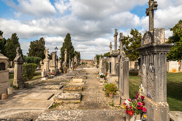 Fototapeta premium schöne alte Grabsteine auf einem Friedhof der Insel Mallorca