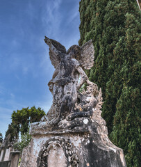Ein Engel kämpft mit dem Teufel  Grabstein auf einem Friedhof  der Insel Mallorca