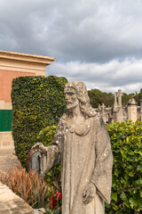 gro&szlig;e Jesusfigur auf einem Friedhof  der Insel Mallorca
