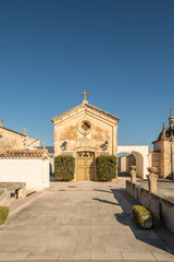 Frontansicht einer Friedhofskapelle auf einem Friedhof  der Insel Mallorca