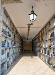 Urnengrabstätte auf dem Friedhof in Manacor auf Spaniens Insel Mallorca