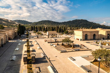 Ansicht von oben auf dem Friedhof in Manacor auf Spaniens Insel Mallorca
