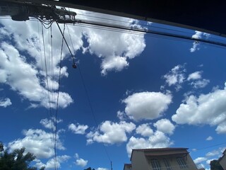 Céu azul com nuvens 