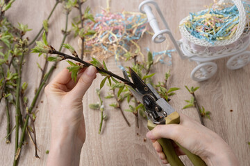 Instruction, step by step. Step 5 of 7. Stylish home decoration with your own hands. We cut the branches of the required length