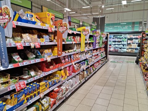 Jedzenie przygotowane do sprzedaży na sklepowej p&oacute;łce. 