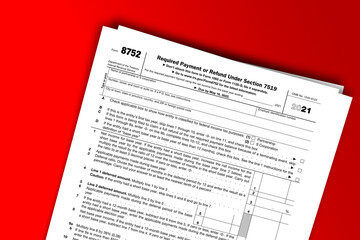 Obraz premium Form 8752 documentation published IRS USA 10.21.2021. American tax document on colored