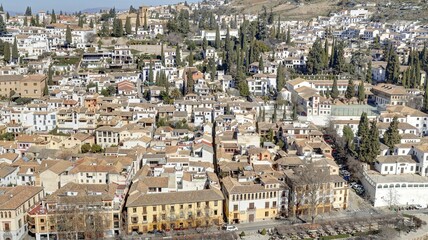 Obraz premium Palais de l'Alhambra et du palais de Generalife en Andalousie au sud de l'Espagne avec la neige de la sierra nevada au loin