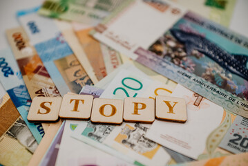 Napis stopy na tle banknotów