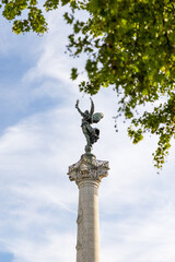 Statut au sommet de la colonne du Monument aux Girondin sur la Place des Quinconces à Bordeaux (Nouvelle-Aquitaine, France)