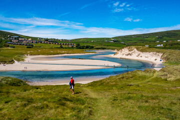 Fototapeta premium Blauer Fluss mit Sandstrand in einer bergigen Landschaft