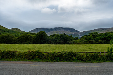 Fototapeta na wymiar Bergspitze versinkt in den Wolken - Irland