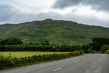 Berge an einer Landstrasse in Irland