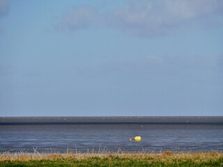 Gelbe schwimmende Boje auf der Nordsee