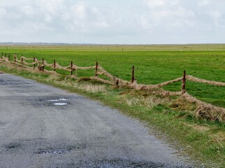 Weg an der Nordseeküste mit Zaun