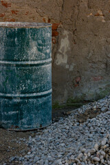 Fototapeta premium bidone di ferro in cantiere edile