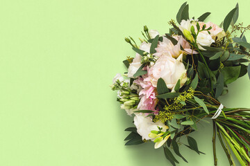  Mazzo di fiori di primavera delle rose e amore 