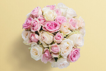  Mazzo di fiori di primavera delle rose e amore 