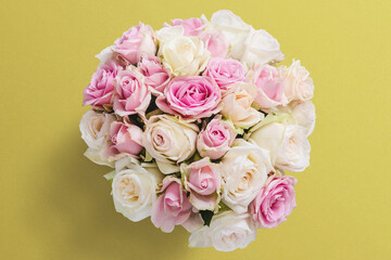  Mazzo di fiori di primavera delle rose e amore 