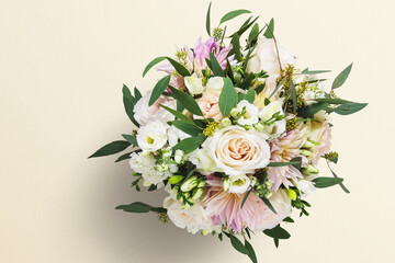  Mazzo di fiori di primavera delle rose e amore 