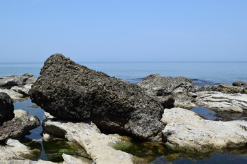 湯野浜海岸の岩場風景 ／ 山形県の湯野浜海岸は、非常にきれいな白砂と奇岩怪石の磯が続く美しい景観のリゾート地です。湯野浜は全国の名所の中から「日本の夕陽百選」にも選ばれたエリアです。日本海に沈む夕陽は大変素晴らしい景観で、日本海トップランクのリゾート地として、五感の全てを満たす多くの魅力にあふれたエリアです。