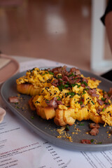 Croissant com ovos mexidos e bacon