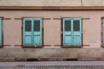 フランス　ストラスブールの石畳の路地と民家の窓