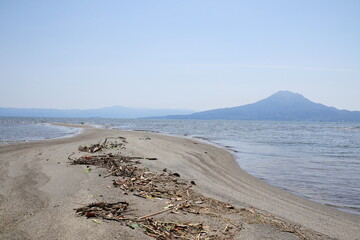伸びる砂浜と桜島の風景