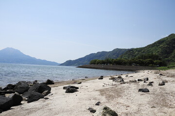 Fototapeta na wymiar なぎさ公園あいらから眺めた浜辺から見る桜島