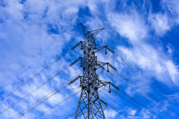 青空に延びる鉄塔