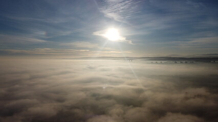 Wschód słońca sponad chmur