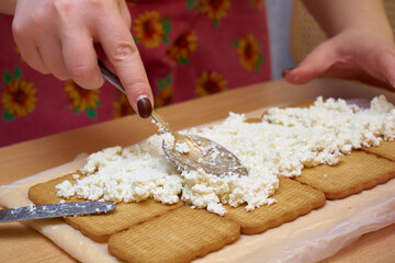 Put the cottage cheese and spread the cookies. Cooking cake 