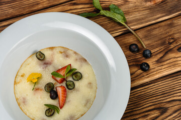 semolina porridge with fruit
