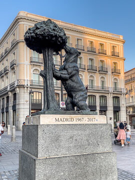 View of the iconic bear and the strawberry tree (oso y el madroño) un the Puerta de Sol plaza un Madrid Spain