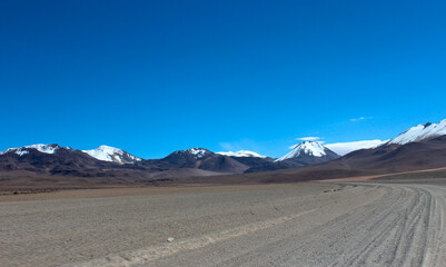 Fototapeta na wymiar Estrada no deserto do altiplano andino, próximo a Uyuni, Boliva