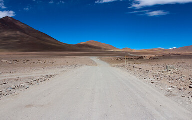 Fototapeta na wymiar estrada que corta o deserto do altiplano boliviano