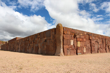 Muros do templo de Kalassasaia em Tiwanaco, cultura pré-colombiana. - obrazy, fototapety, plakaty