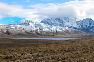 Montanhas nvadas da cordilheira dos Andes no altiplano boliviano