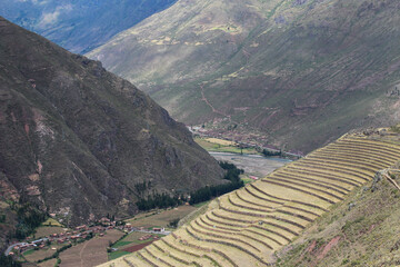 Vale sagrado, ao fundo o rio Urubamba e plantgações em terraços nas costas das montanhas.