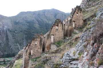 Ruinas incas nas montanhas de Ollantaytambo